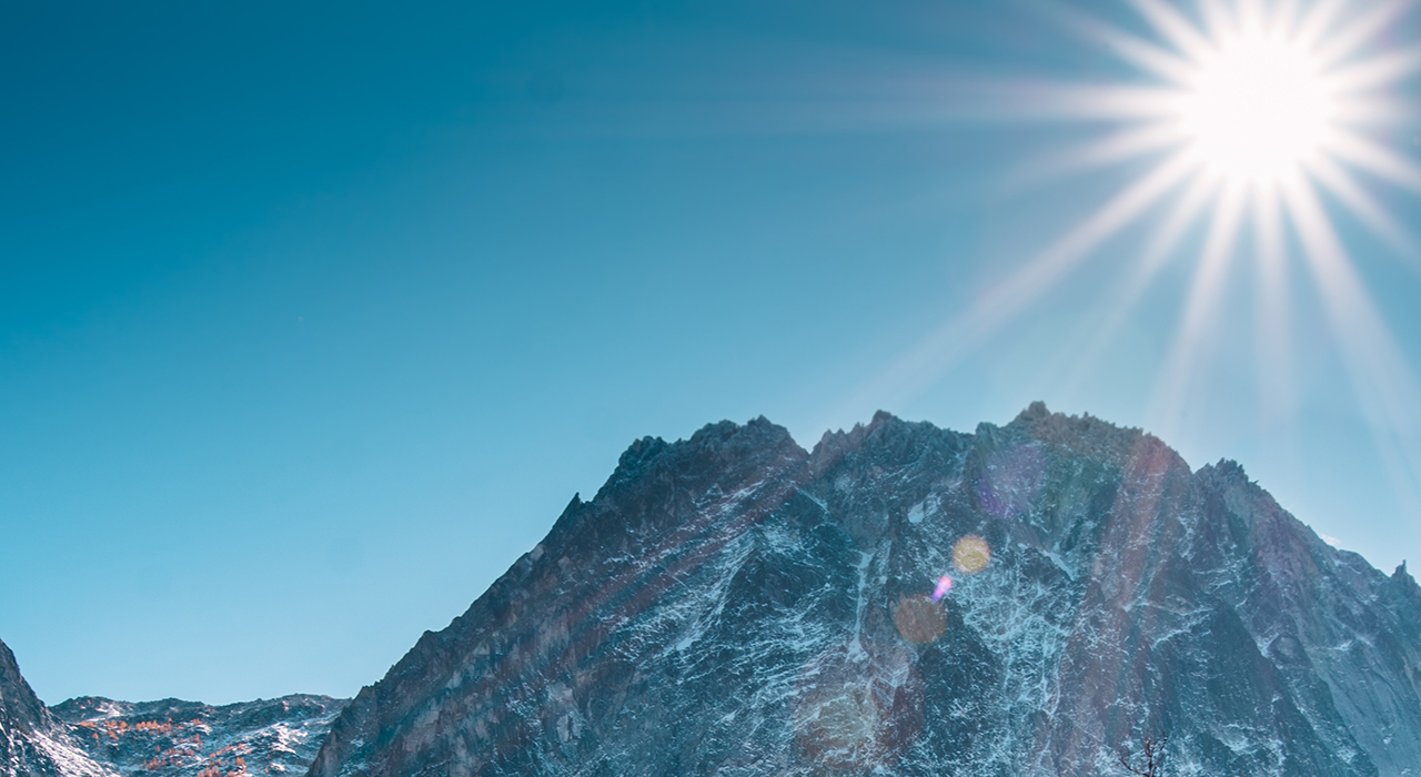 太陽と雪山